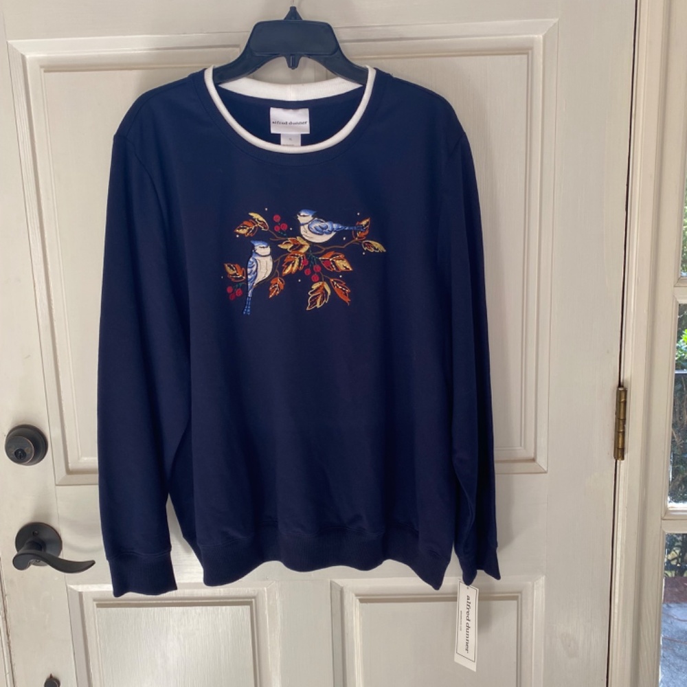 Navy sweatshirt with embroidered birds